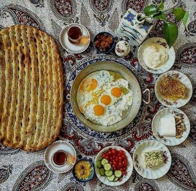 benefits of eating breakfast,تصویری از یک سفره با خوراکی هایی مناسب صبحانه